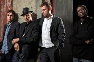 The Good, The Bad And The Queen Play Festive Show